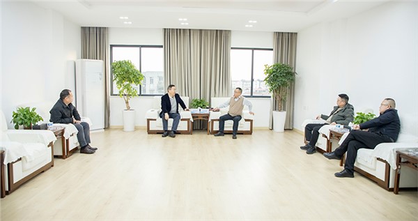 专家来助阵 为产业发展“疏通经络” 刘险峰与粤港澳大湾区机器人产业联盟理事长吴方正一行进行工作座谈